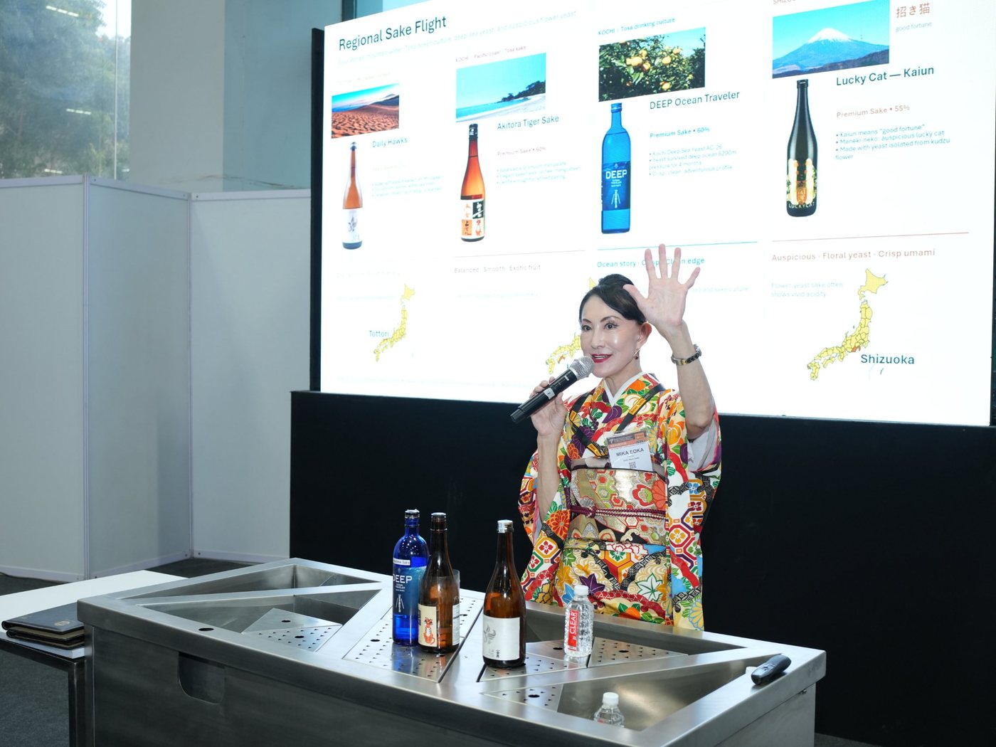 地域の日本酒フライトを紹介するミカ・エオカ(プロフェッショナル向けテイスティング・セミナーにて)