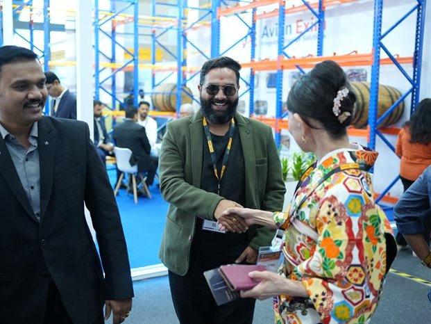インドの展示会で輸入業者と握手するミカ・エオカ