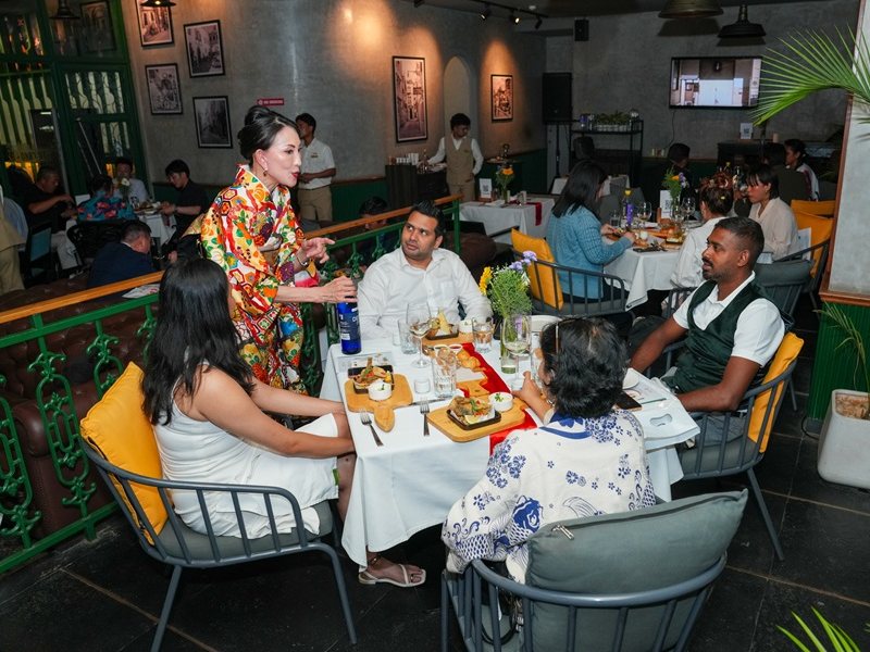 インドのトレードテイスティングイベントでゲストと交流するミカ・エオカ